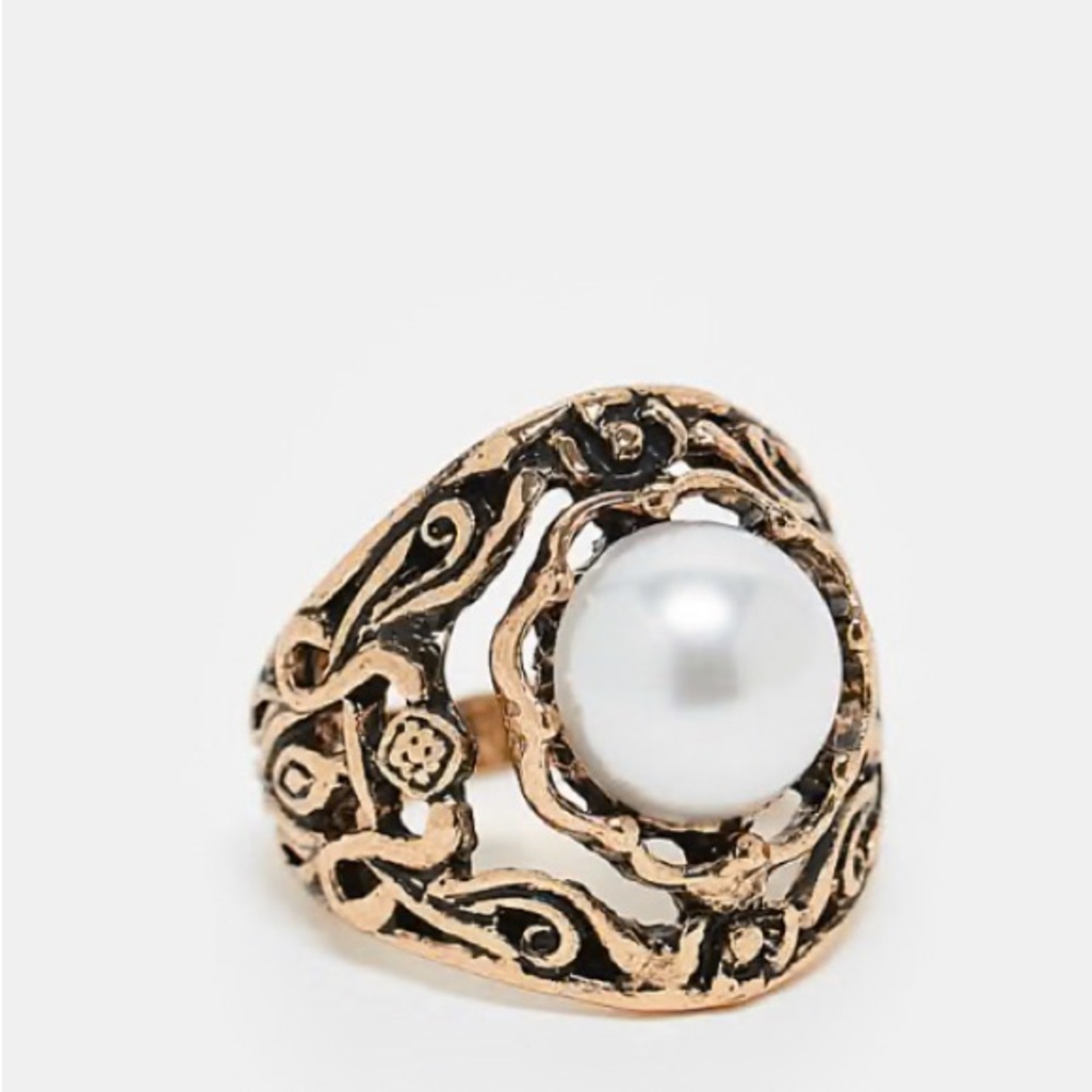 Elegant Gold and Pearl Ring
